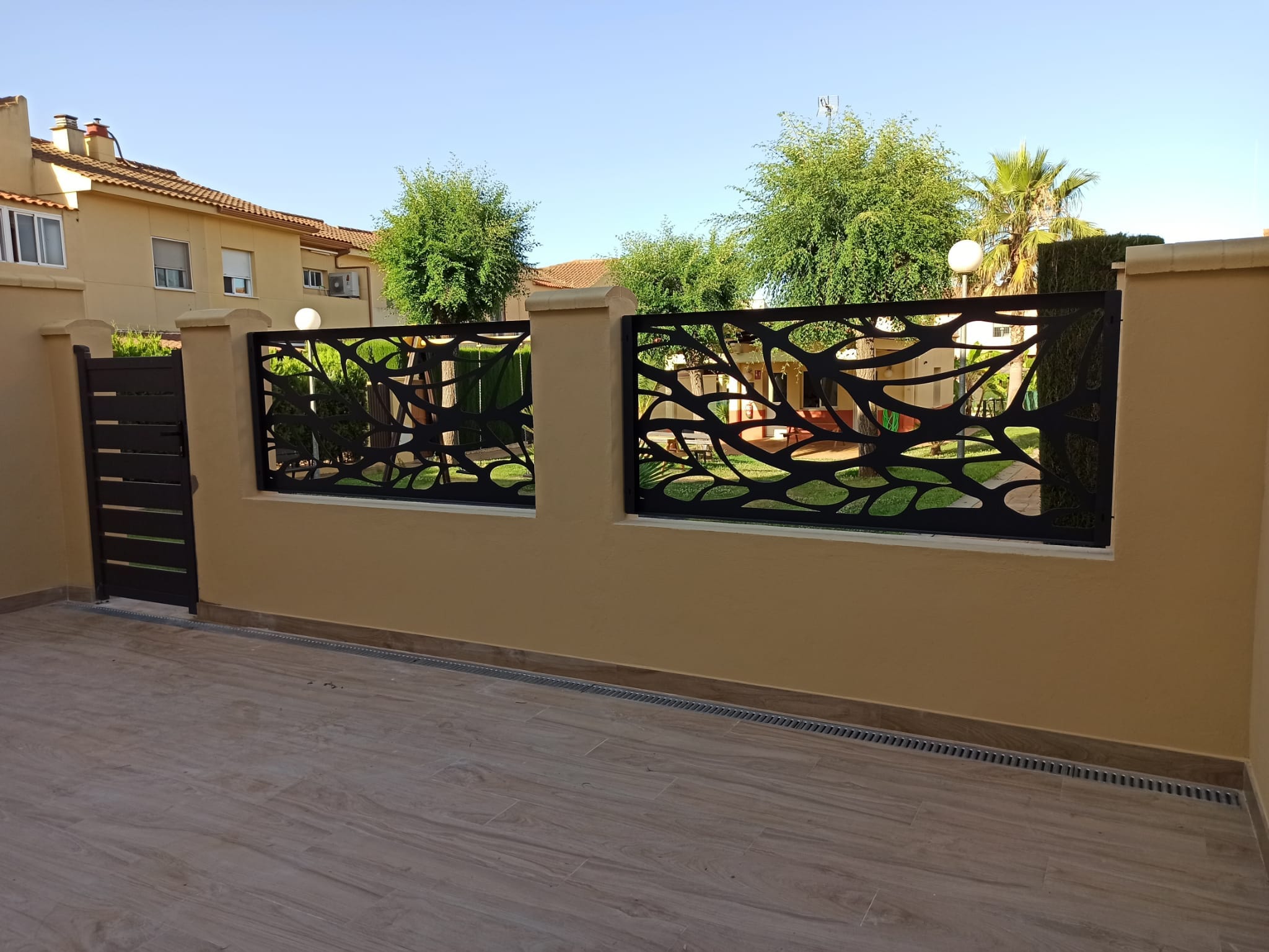 **Portones de Acceso con Diseño Decorativo**