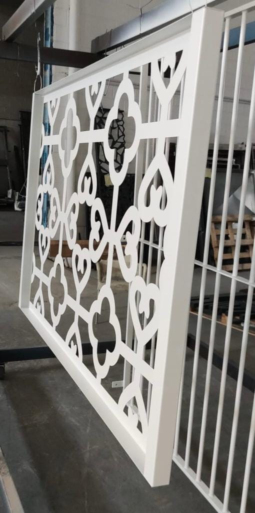 Diseño personalizado, precisión impecable en acero galvanizado.