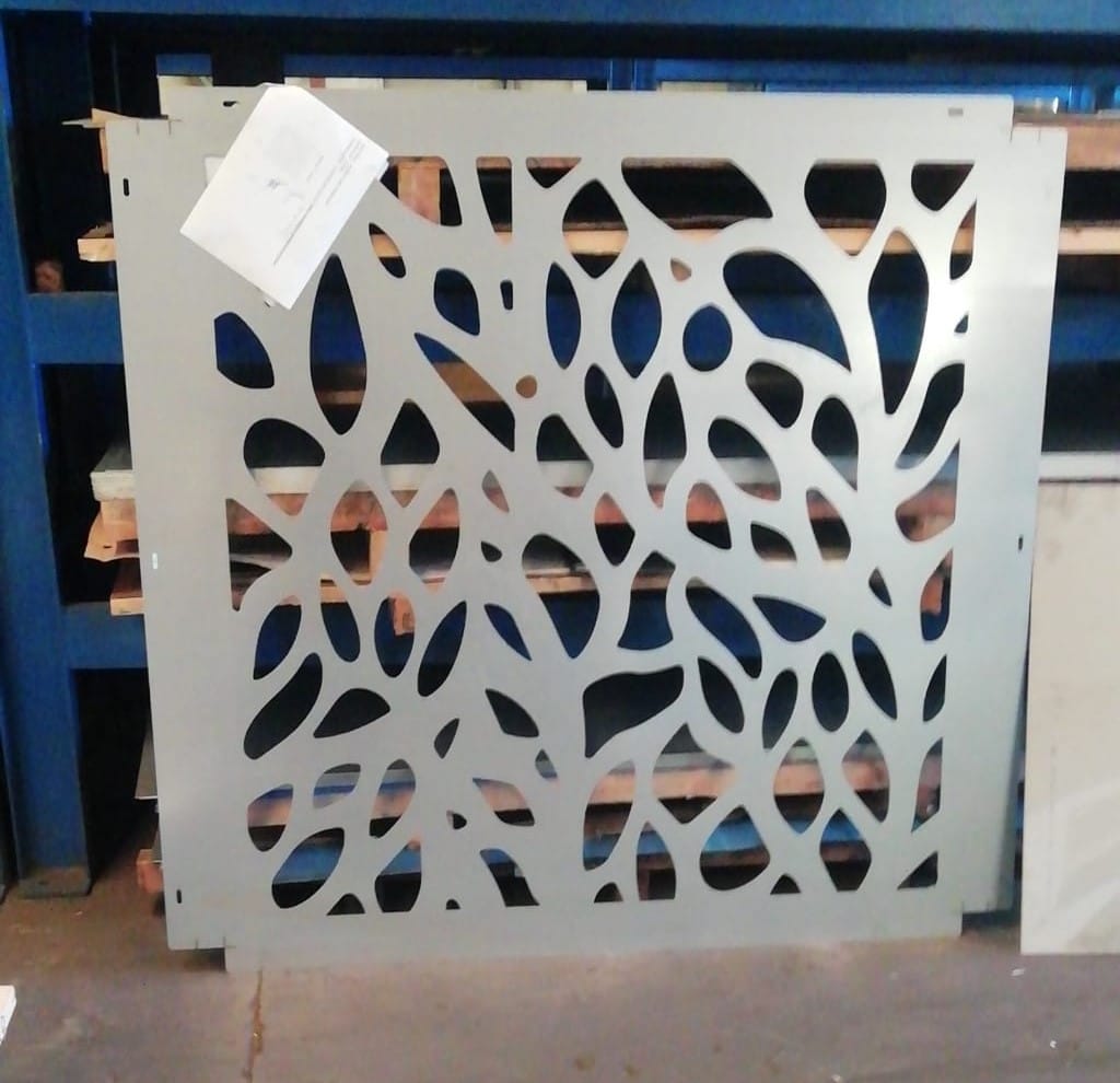 **Panel Decorativo de Acero Galvanizado con Diseño Geométrico Complejo**